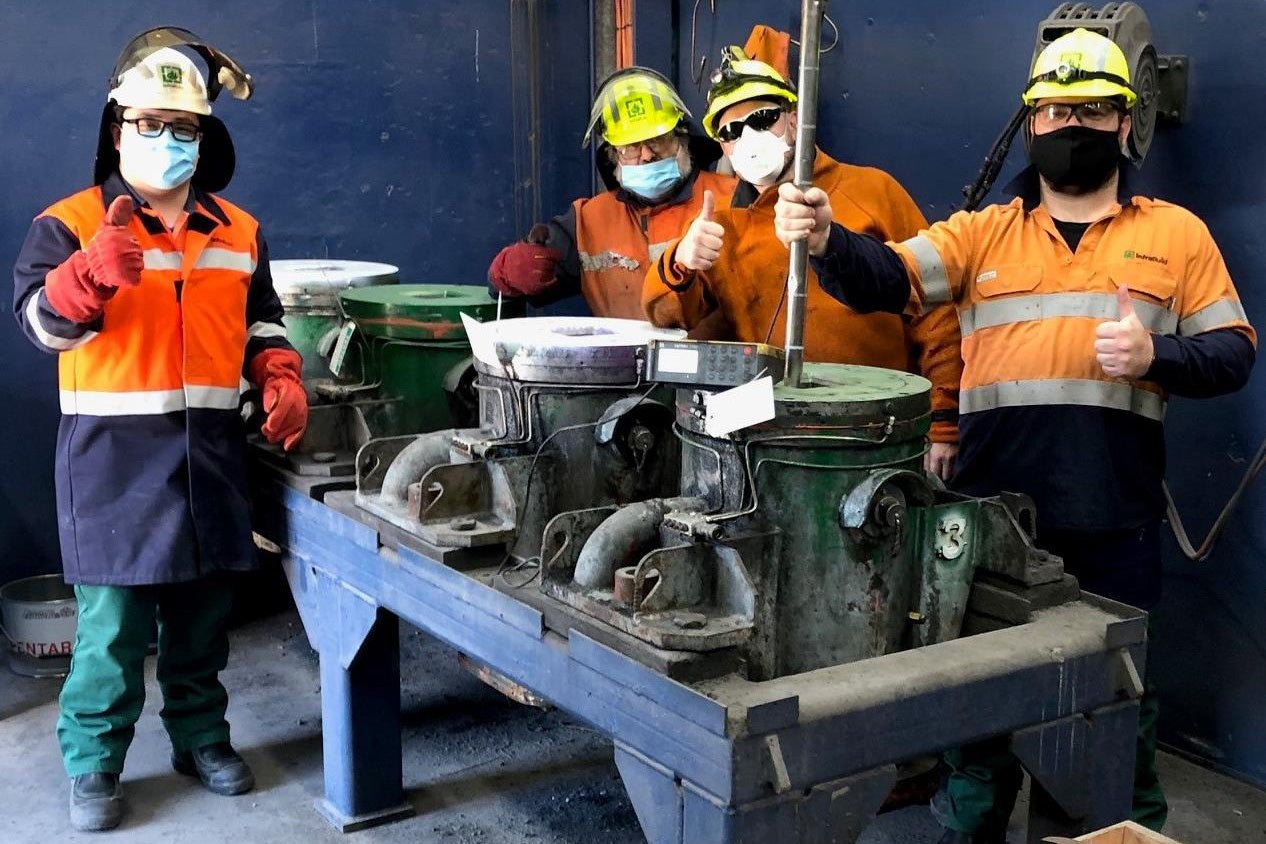 Pictured: Michael Thien (Process Engineer), Robert Fitzsimmons (Caster Coordinator), Kevin Vella and Jake Smith (Caster Steelmakers) in the mould prep area